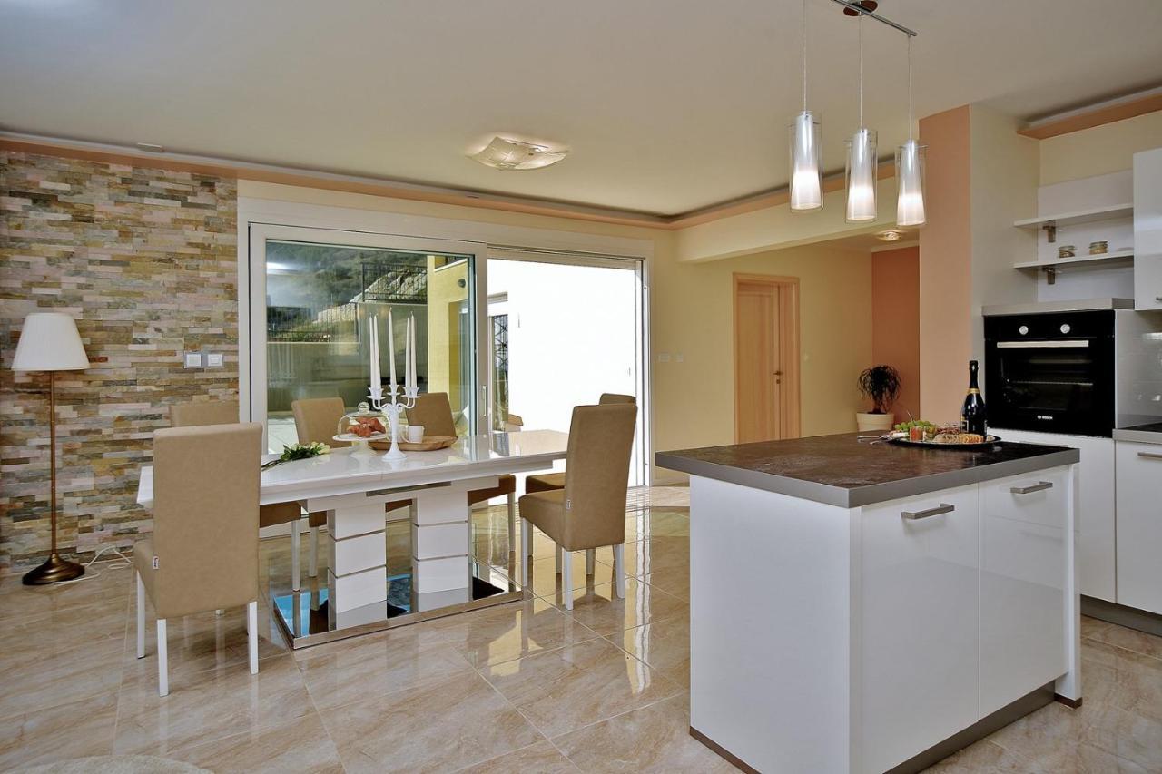 Villa Sun Palace With Luxury 5 Bedroom Villa And Amazing Panoramic Sea Views Mimice Exterior photo