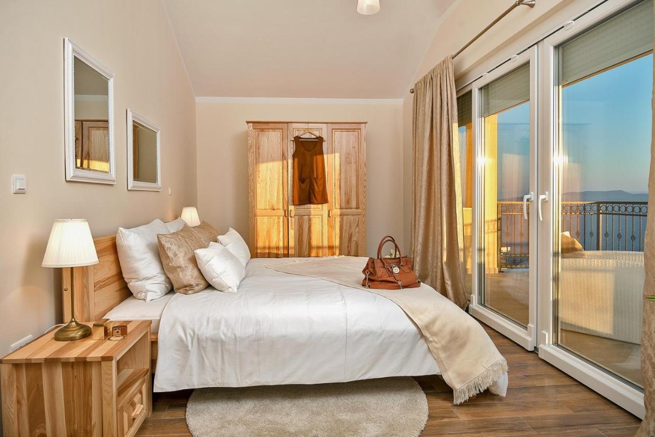 Villa Sun Palace With Luxury 5 Bedroom Villa And Amazing Panoramic Sea Views Mimice Exterior photo